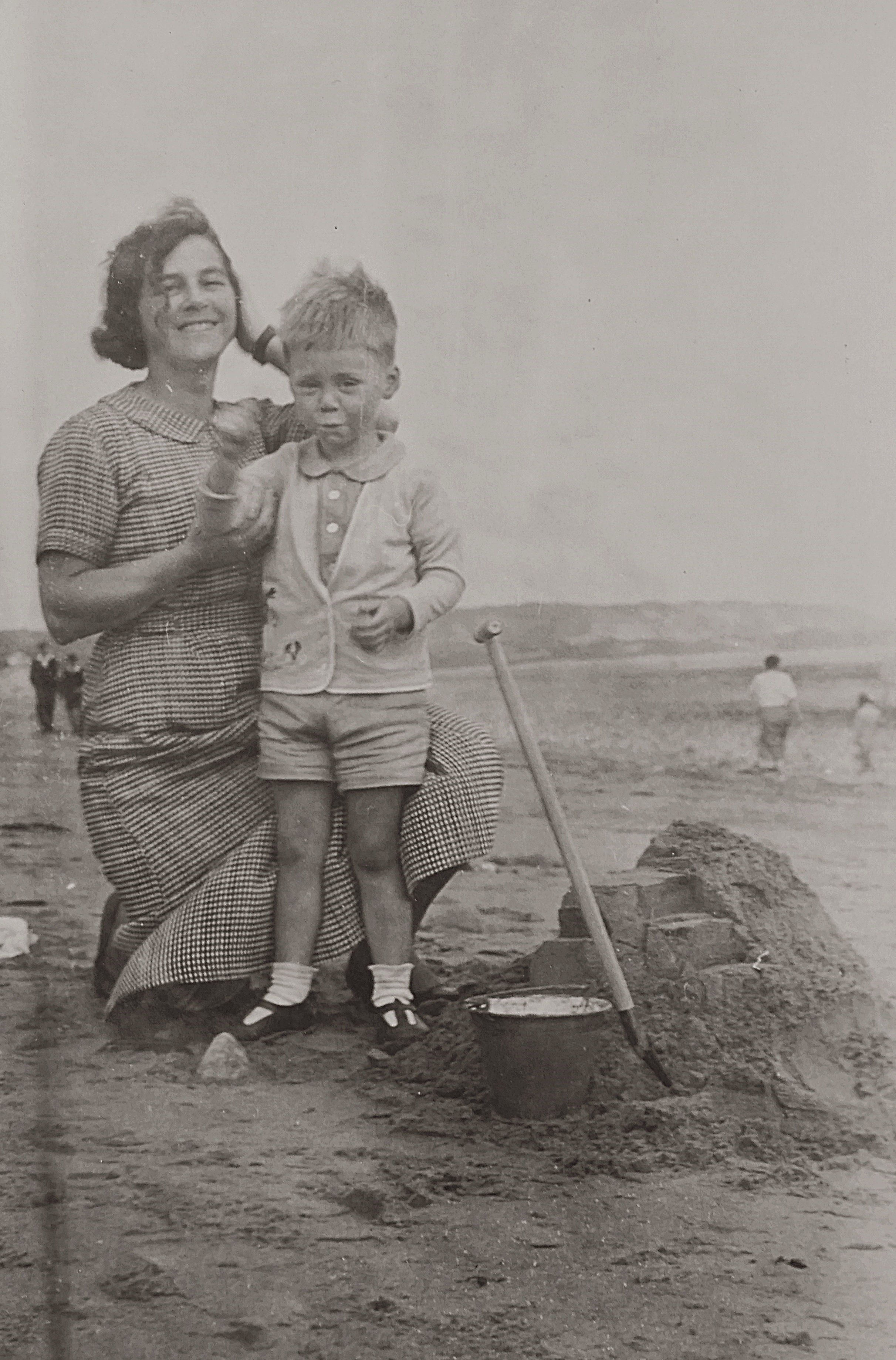 Photo originale en noir et blanc : une femme et un enfant à la plage